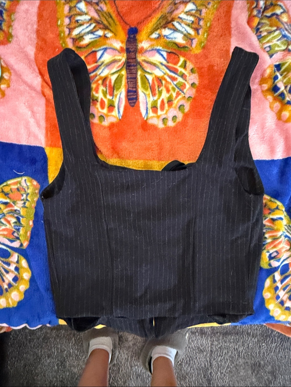 ✨ Black Pinstripe Tie-Front Crop Top ✨ - Picture 4 of 4